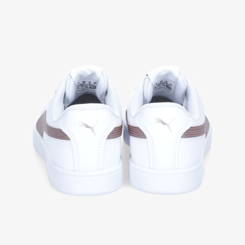 Moderne weiße Sneakers mit braunen Akzenten, ideal für sportliche und alltägliche Outfits.