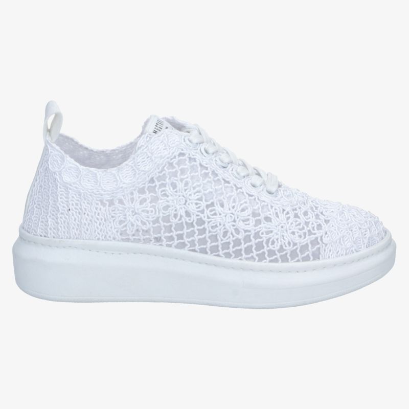 Leichter weißer Sneaker mit atmungsaktivem Material und flexibler Sohle für optimalen Komfort seitlich