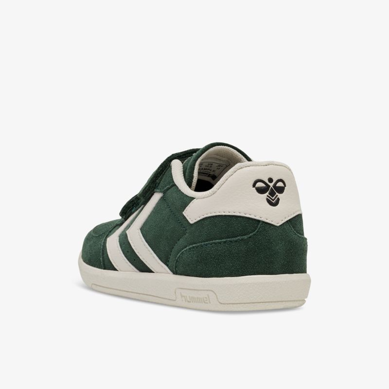 Grüner Sneaker mit weißem Akzent und markantem Logo, schräg hinten gezeigt für modernen Look.