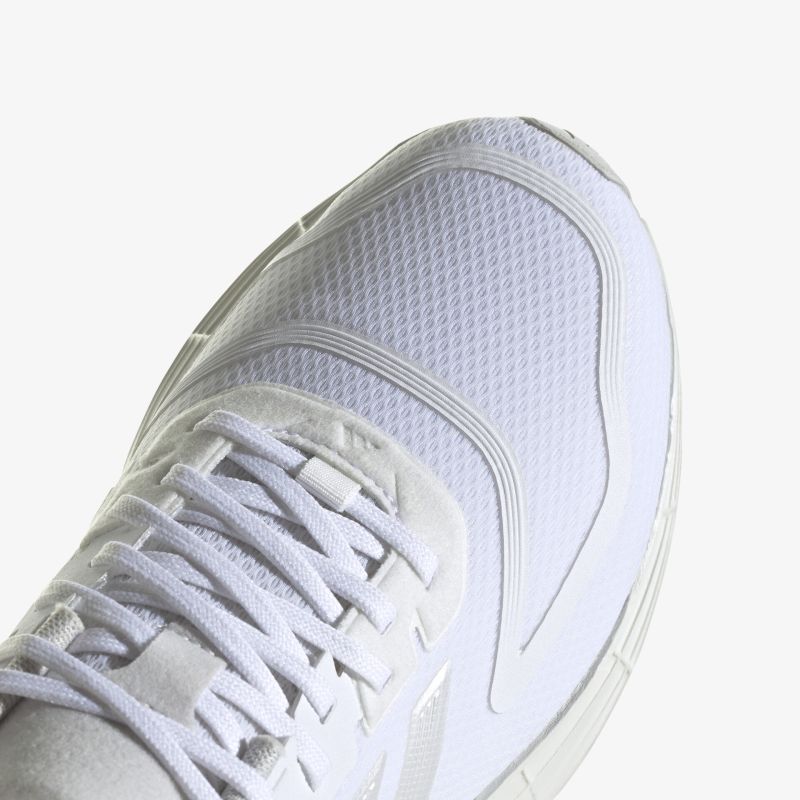 Sportlicher Sneaker in Weiß mit atmungsaktivem Mesh-Obermaterial und bequemem Design für optimalen Tragekomfort.