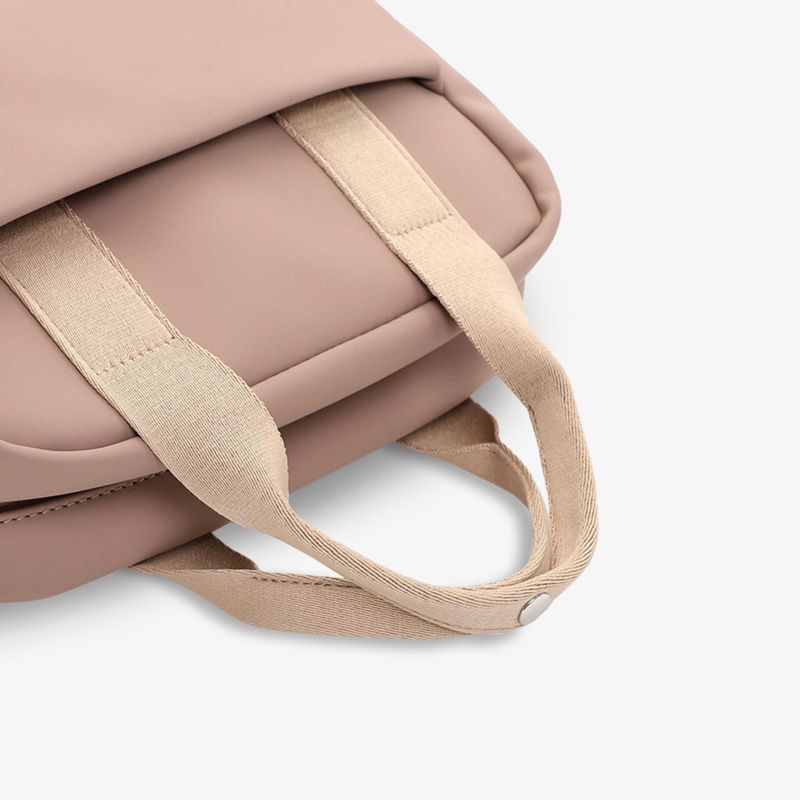 Detailaufnahme eines robusten, modernen Taschenmaterials mit komfortablen Tragegriffen in neutraler Farbe