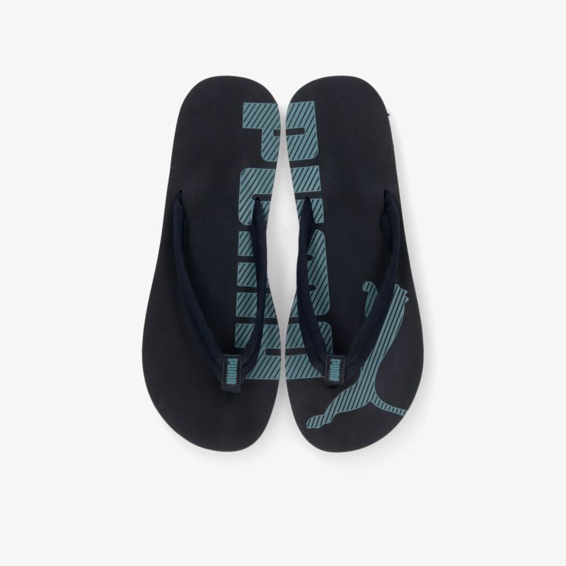 Stylische Flip Flops mit bequemem Fußbett und modischem Print. Ideal für Freizeit und Urlaub.