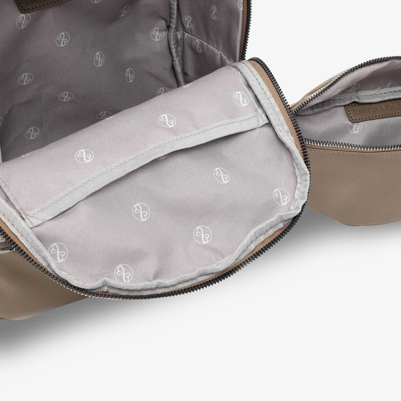 Detailaufnahme einer eleganten Tasche mit geräumiger Reißverschlusstasche für einfache Organisation.