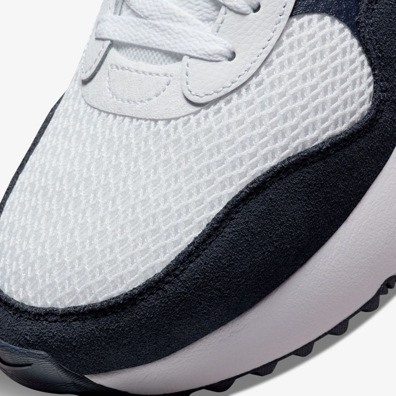 Hochwertiger Sneaker mit atmungsaktivem Mesh-Obermaterial und rutschfester Sohle für extra Komfort.