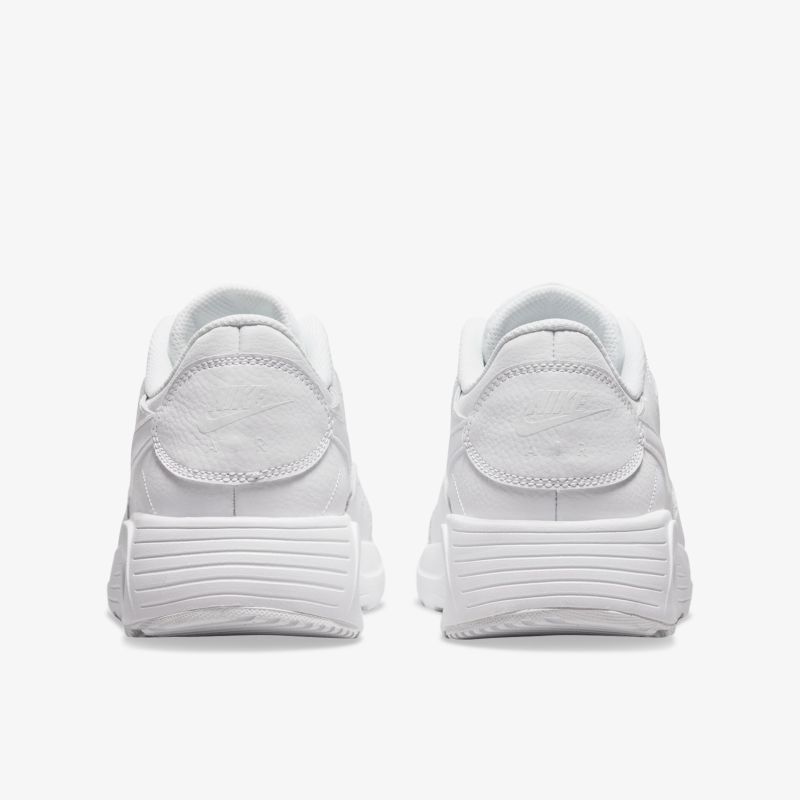 Weiße Sneaker, hinten, mit rutschfester Sohle und sportlichem Stil für vielseitige Freizeitaktivitäten.