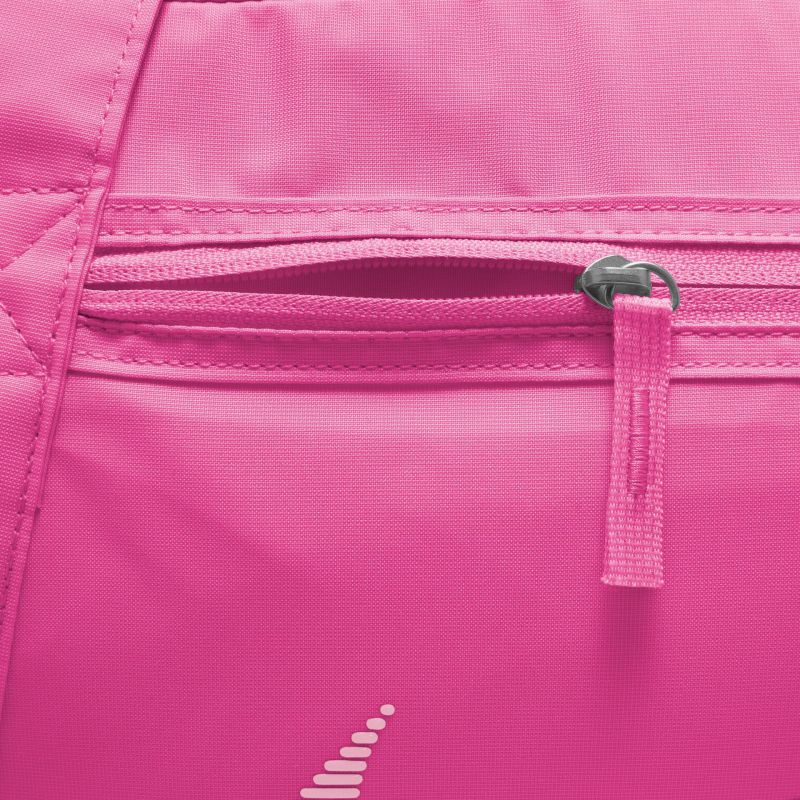 Detailansicht eines pinken Rucksacks mit robustem Reißverschluss, ideal für stilbewusste Abenteuer