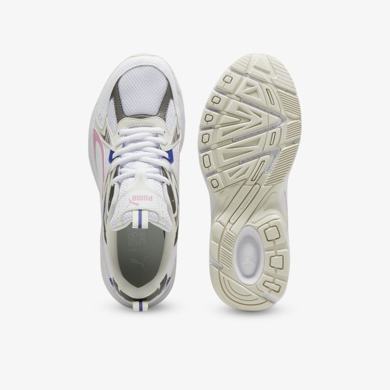 Moderner Sportschuh mit atmungsaktivem Material, bequemer Passform und rutschfester Sohle, Draufsicht und Sohle sichtbar