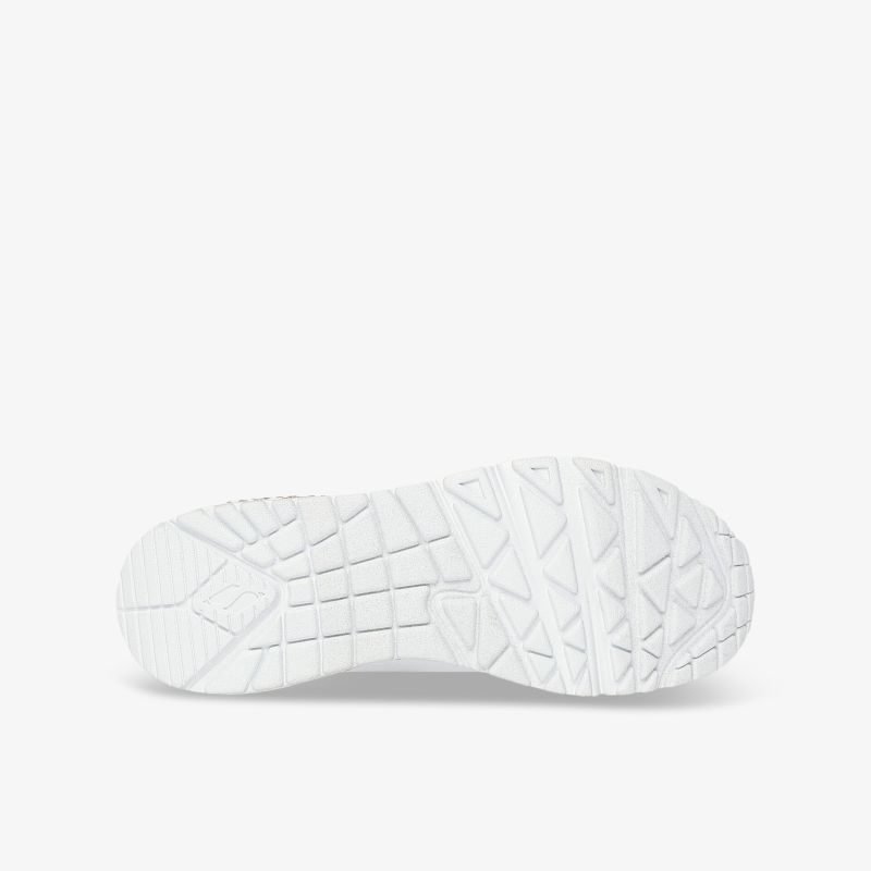 Weiße Schuhsohle mit tiefem Profil für optimalen Grip und langlebige Traktion auf verschiedenen Oberflächen