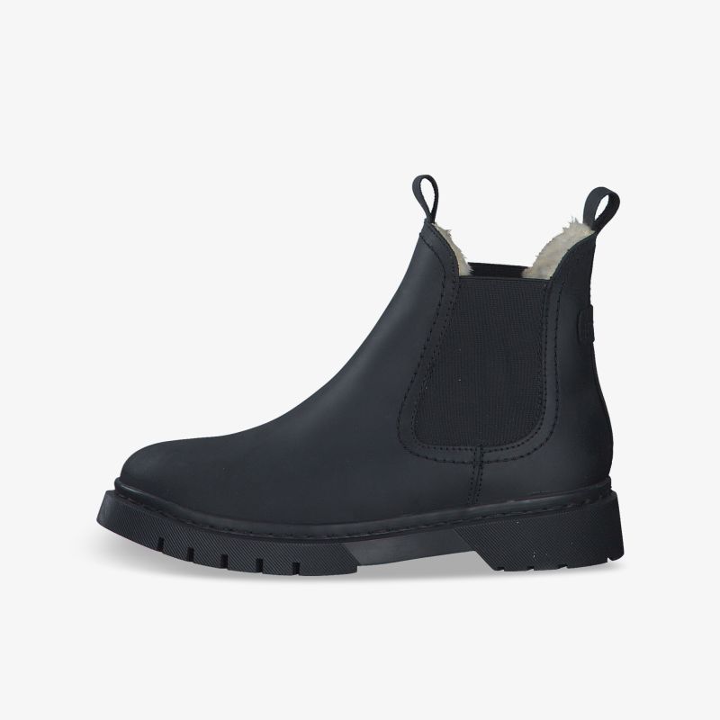 Schwarzer Chelsea Boot mit elastischen Seitenteilen, robuster rutschfester Sohle und elegantem Design seitlich sichtbar