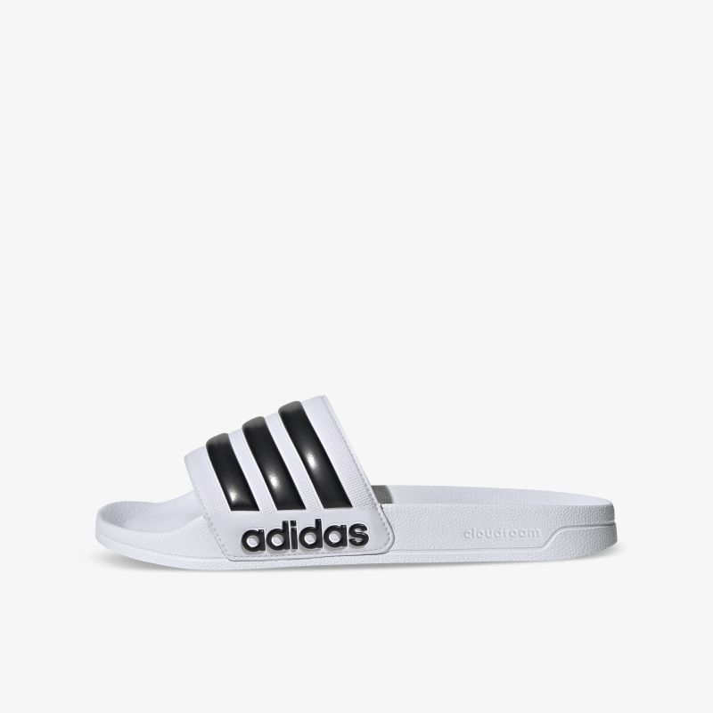 Stylische Adidas Badelatschen in Weiß mit schwarzen Details. Bequem und vielseitig für Freizeit und Sport.