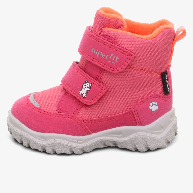 Seitliche Ansicht eines robusten Kinderboots in Pink mit Klettverschlüssen und rutschfester Gummisohle