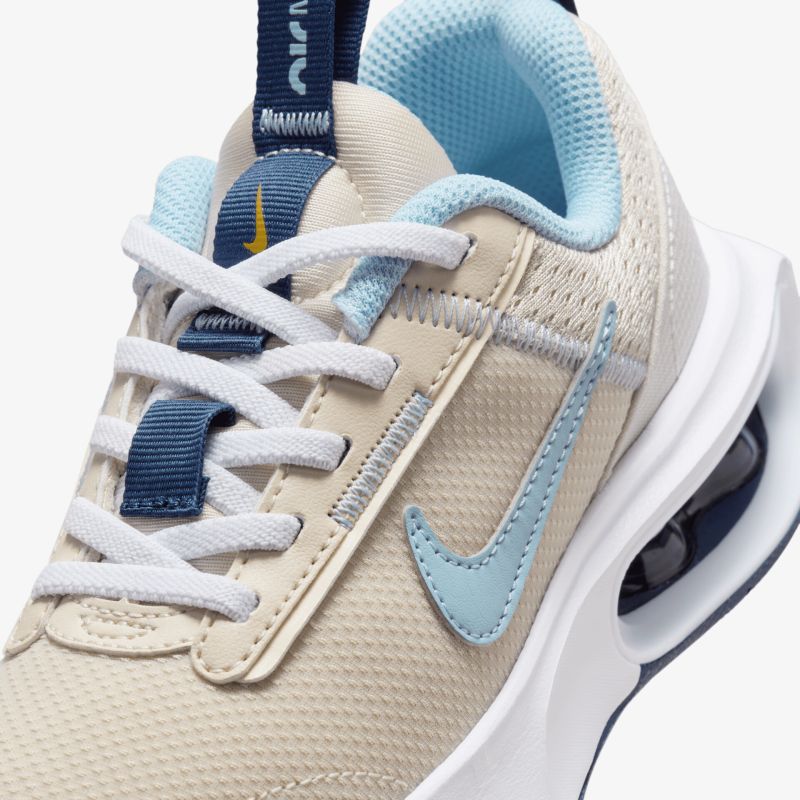 Detailansicht eines sportlichen Schuhs mit atmungsaktivem Material und gepolsterter Innensohle in Blau und Beige