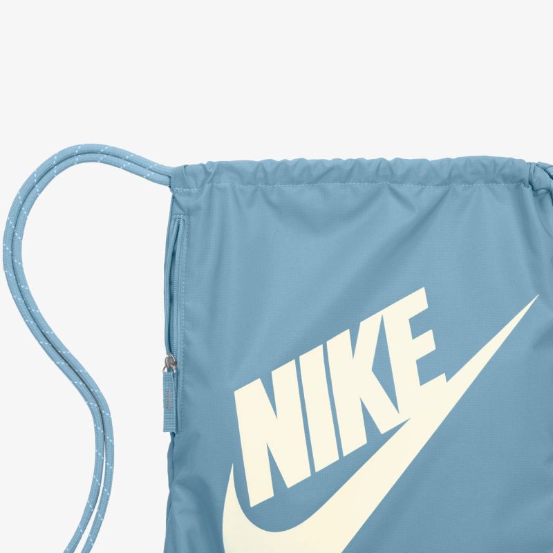 Sportlicher blauer Nike Rucksack mit Kordelzug, perfekt für Alltag und Freizeitaktivitäten. Stilvoll und praktisch zugleich.