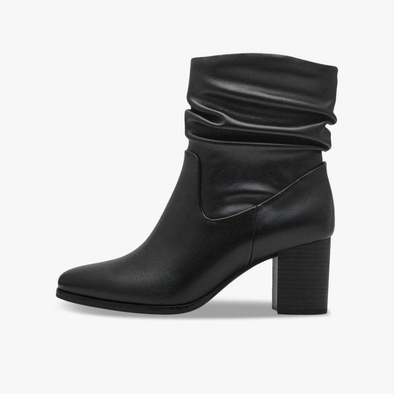Schwarze Stiefelette mit komfortablem Blockabsatz und weichem Material in klarer Seitenansicht