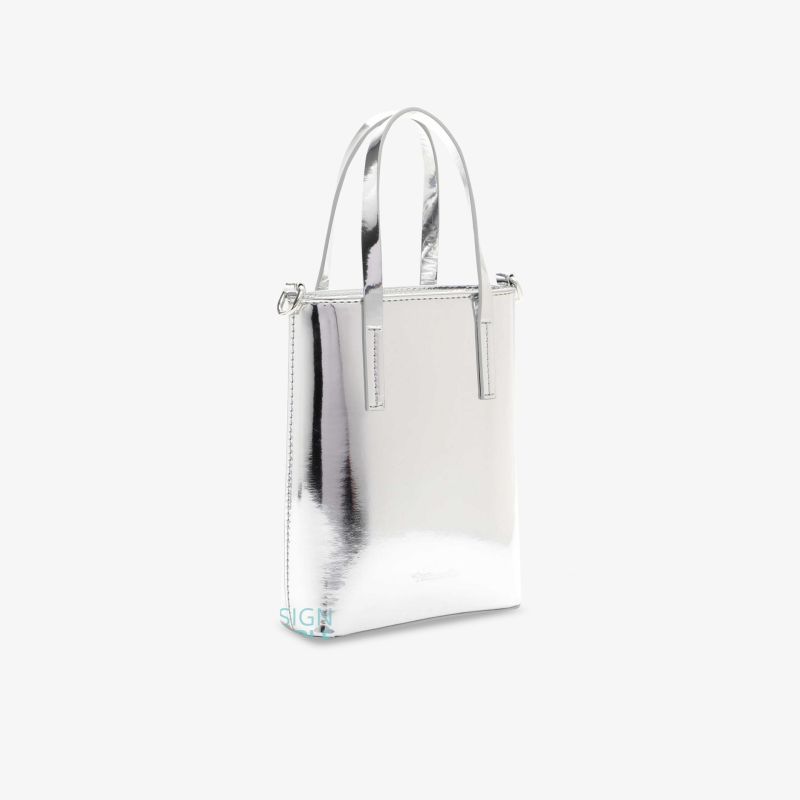Elegante silberne Tasche mit metallischem Glanz, langer Doppelhenkel für komfortables Tragen, modernes Design