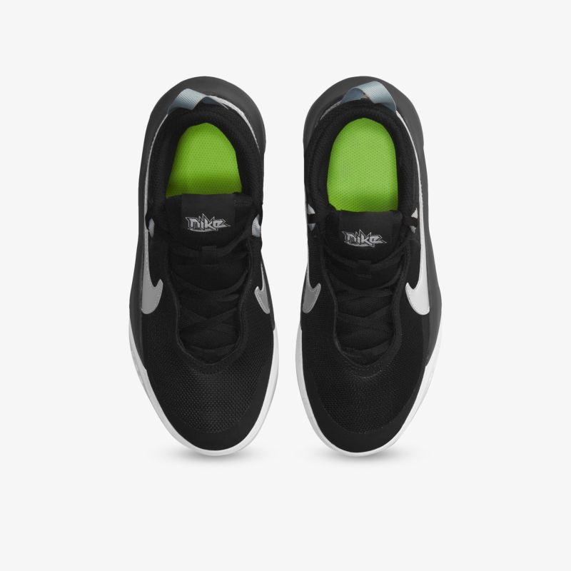 Moderne schwarze Sneakers mit grüner Innensohle für optimalen Komfort und sportlichen Stil aus der Vogelperspektive