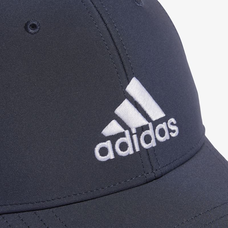 Stylische schwarze Kappe mit prominentem Logo auf der Vorderseite