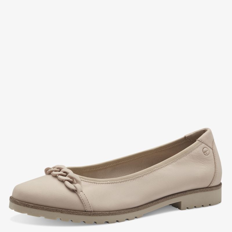 Beiger Ballerina mit flacher Sohle und eleganter Kettenverzierung, besonders bequem und vielseitig