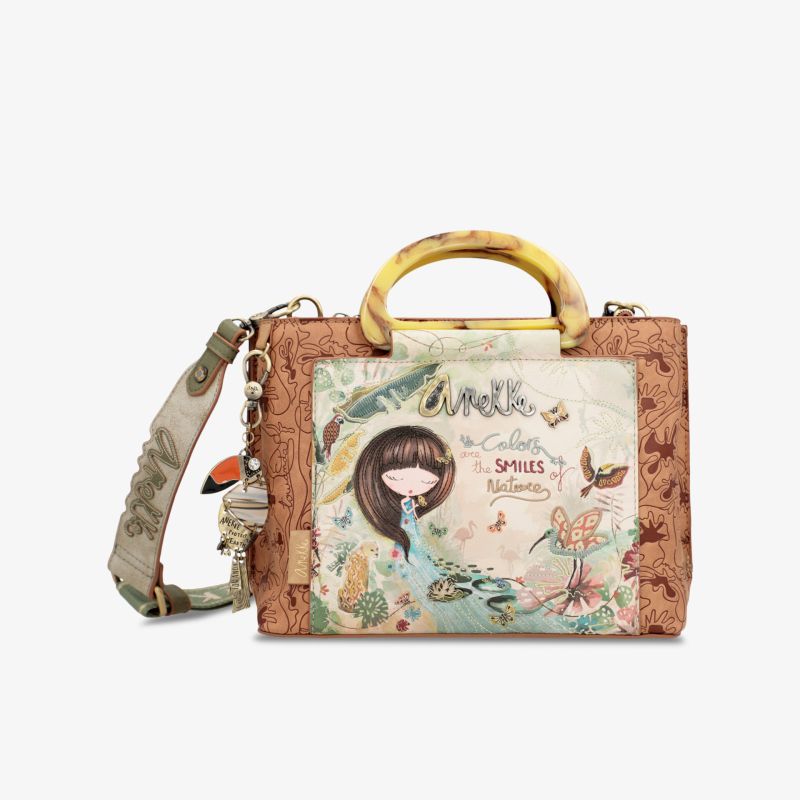 Kompakte Tasche mit kreativem Druck, abnehmbarem Schulterriemen und stabilem Henkel für vielseitige Outfits.
