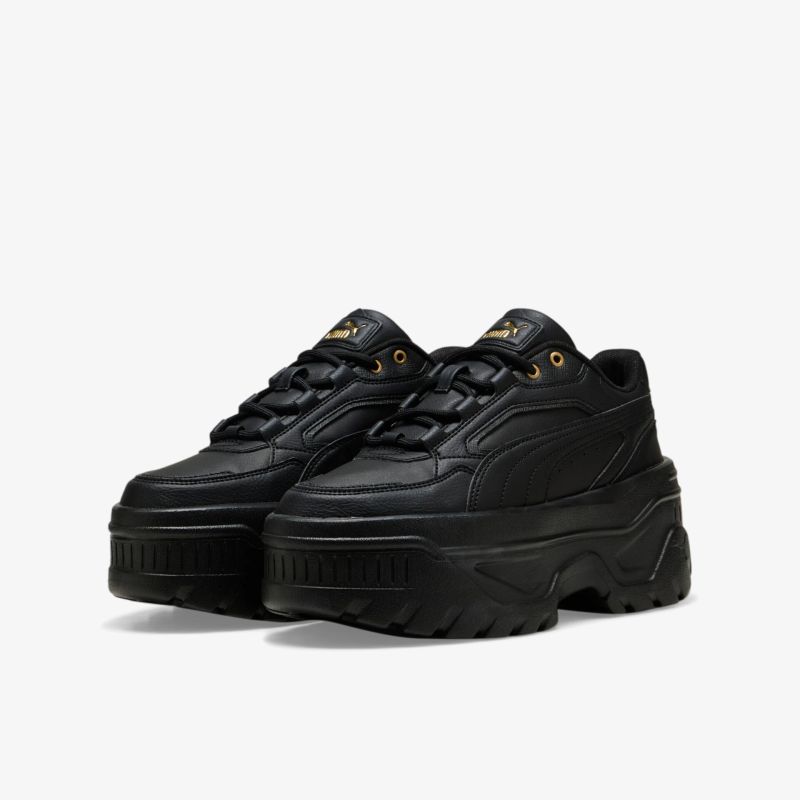 Schwarze Plateauschuhe mit dicker robusten Sohle, modernem Design und bequemer Passform in schräger Vorderansicht