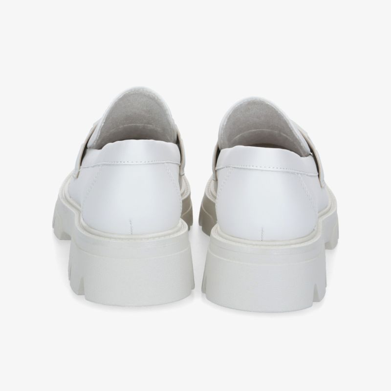 Modische weiße Schuhe mit robuster Sohle und elegantem Design. Perfekt für jeden Anlass.