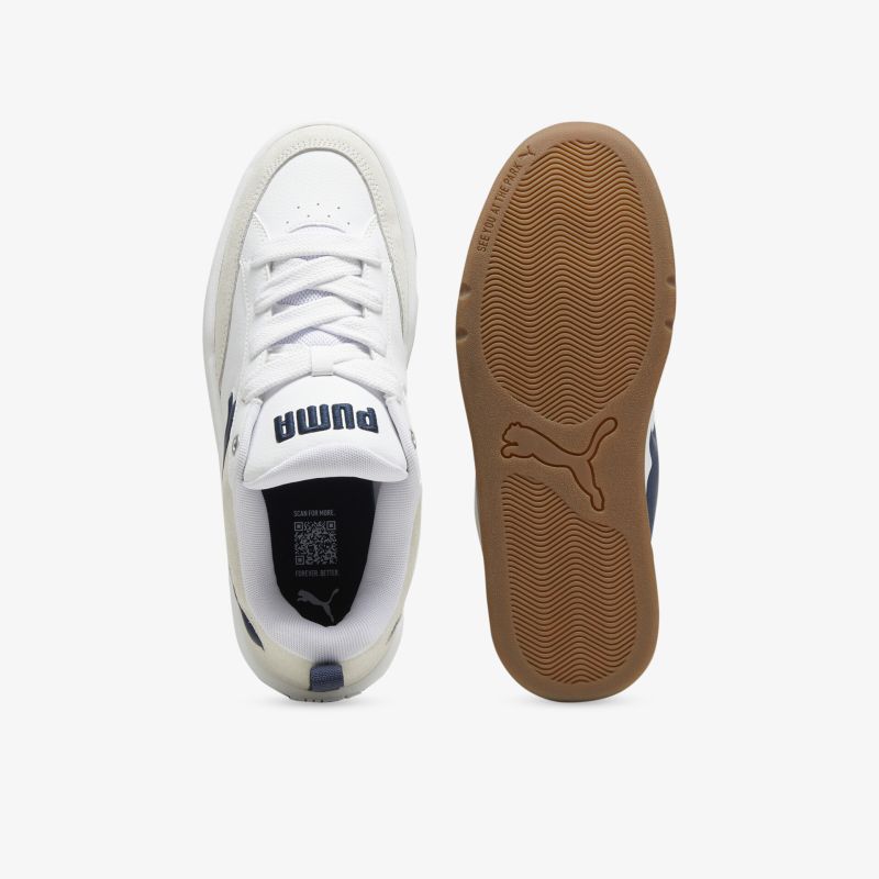 Weißer Sneaker mit robustem Obermaterial und rutschfester brauner Sohle ideal für sportlichen Komfort