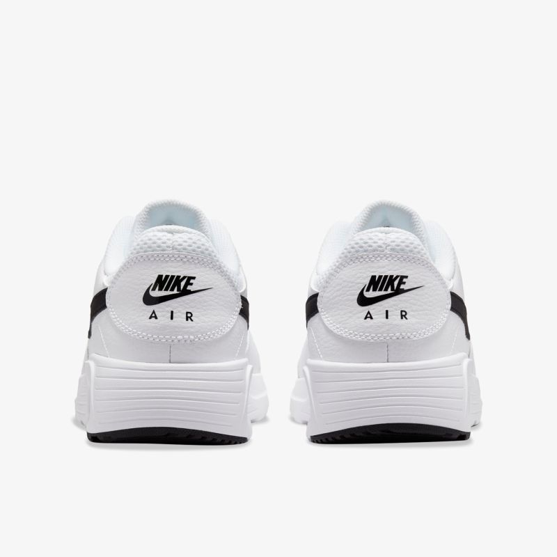 Klassische Nike Air Sneaker in Weiß bieten Komfort und Stil für jeden Anlass.