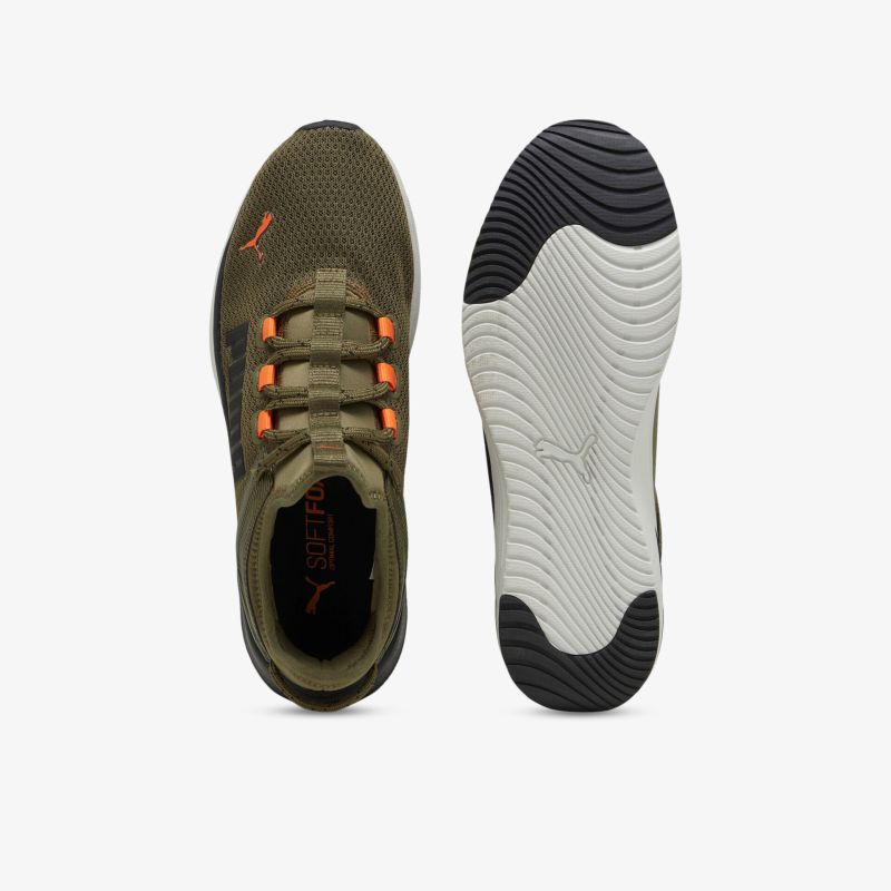 Moderner Sneaker in Olivgrün mit orangen Akzenten und rutschfester Sohle, ideal für sportliche Aktivitäten.