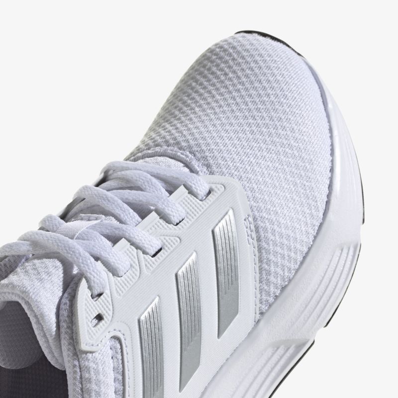 Moderner weißer Sneaker mit atmungsaktivem Material und sportlichem Design für höchsten Tragekomfort.