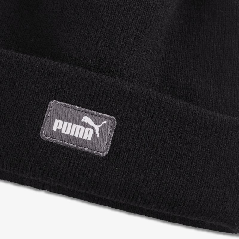 Detailaufnahme des schwarzen Puma Logos auf einer gemütlichen Strickmütze zeigt hochwertige Verarbeitung