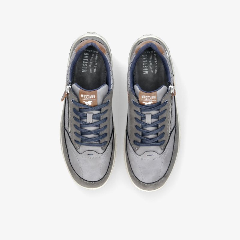 Graue Sneaker als Paar in Draufsicht, komfortabel und sportlich mit elastischer Schnürung und rutschfester Sohle