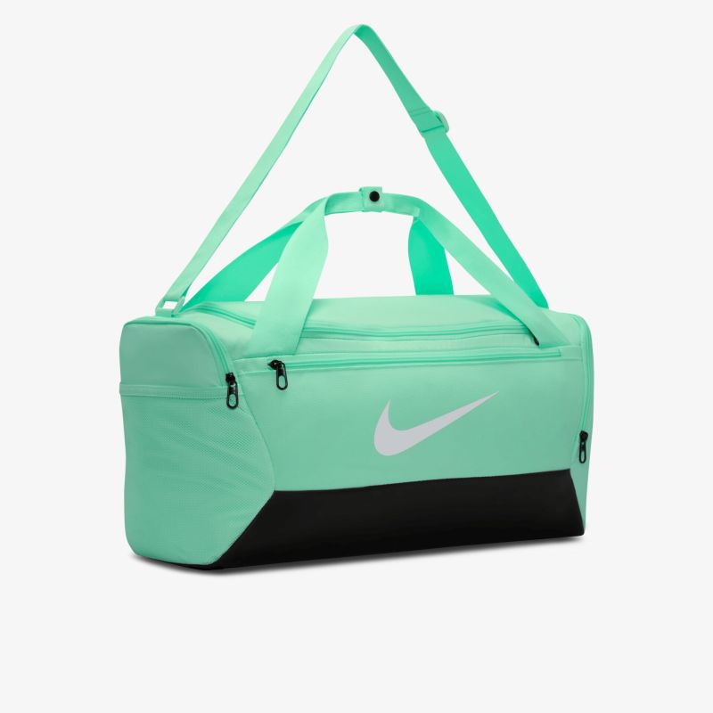 Geräumige Sporttasche mit verstellbarem Schultergurt und Reißverschlusstasche in modernem Design