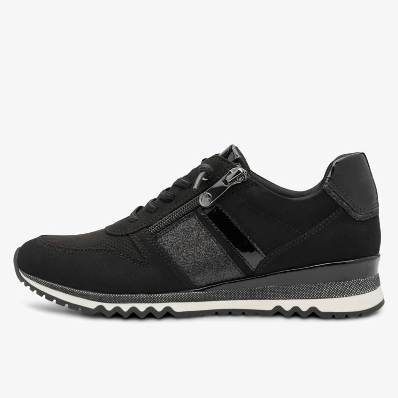 Schwarzer bequemer Sneaker mit seitlichem Reißverschluss und sportlicher Profilsohle in klarer Seitenansicht