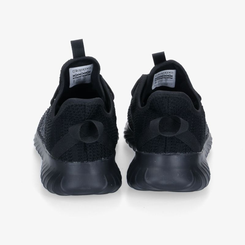 Stylische schwarze Sneaker mit rutschfester Sohle, hintere Ansicht, ideal für sportliche Aktivitäten.