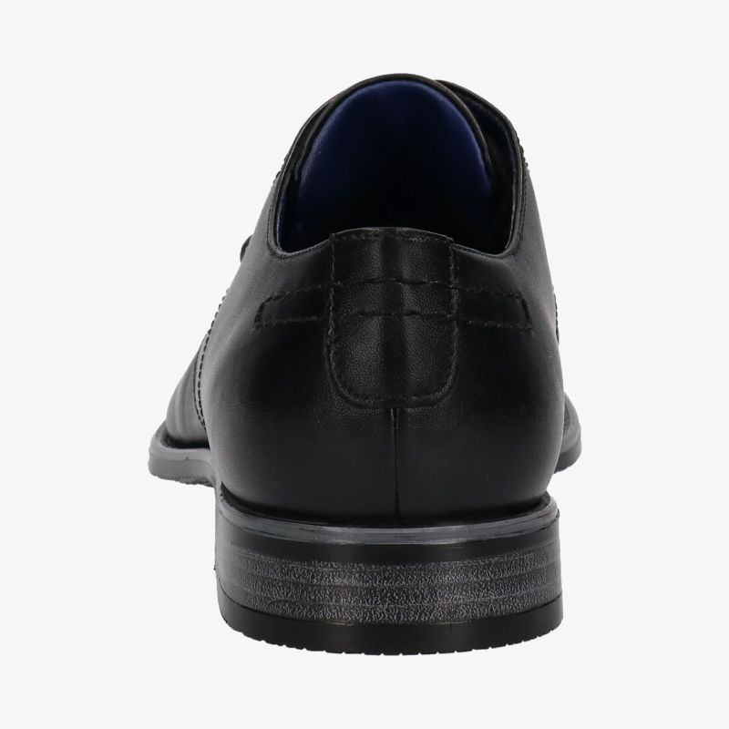 Schwarzer Lederschuh mit feiner Naht am Absatz, klassische Eleganz aus hochwertigem Material.