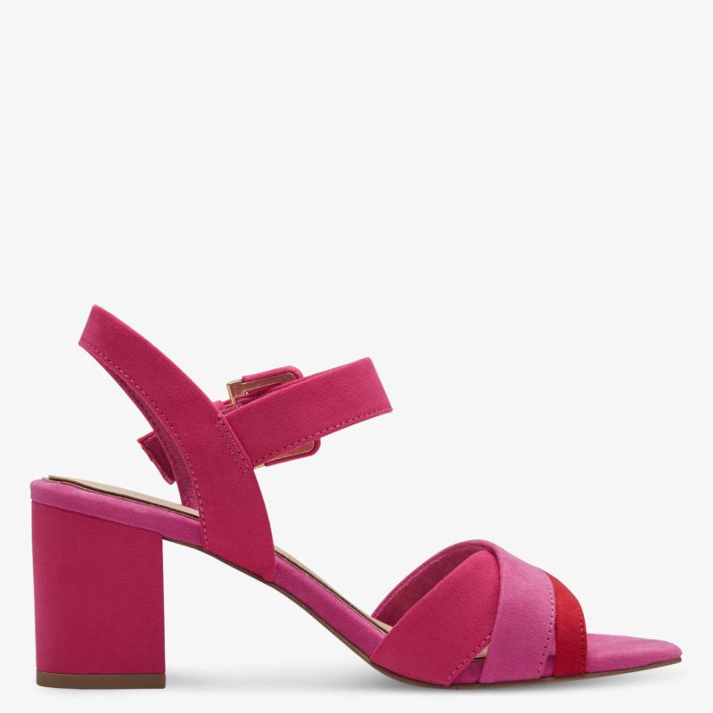 Seitliche Ansicht einer eleganten pinkfarbenen Sandale mit bequemem Blockabsatz und verstellbarem Riemen.