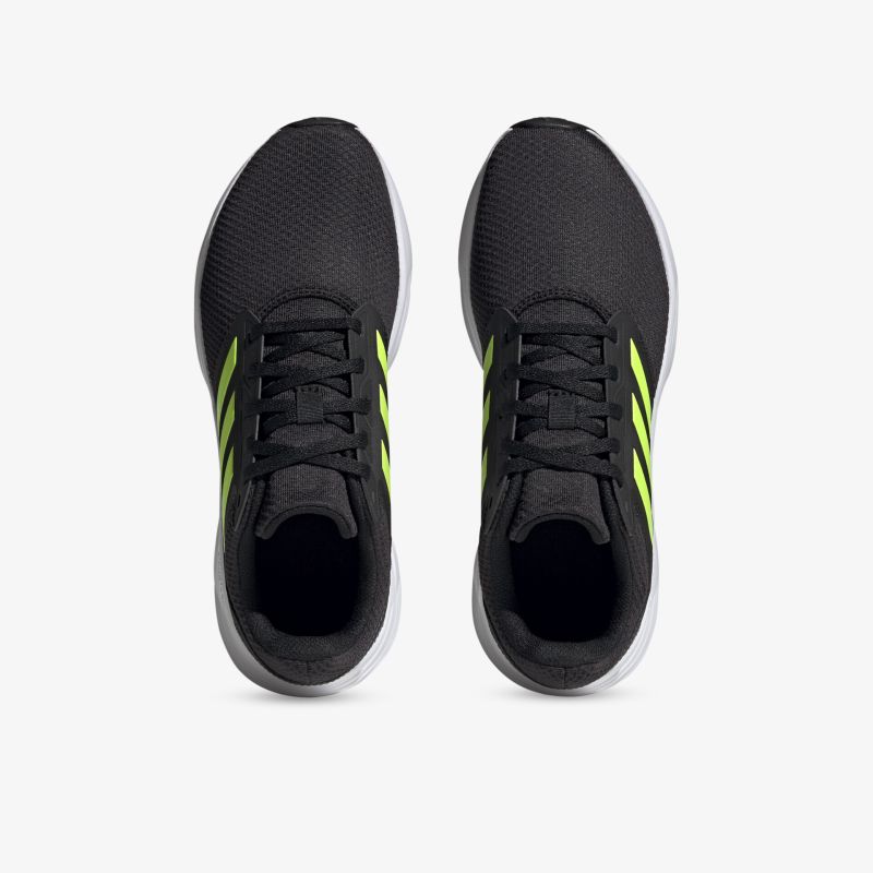 Schwarze, leichte Sneaker mit gelben Akzenten für hervorragenden Komfort und sportliches Design. Ideal für Alltag und Training.