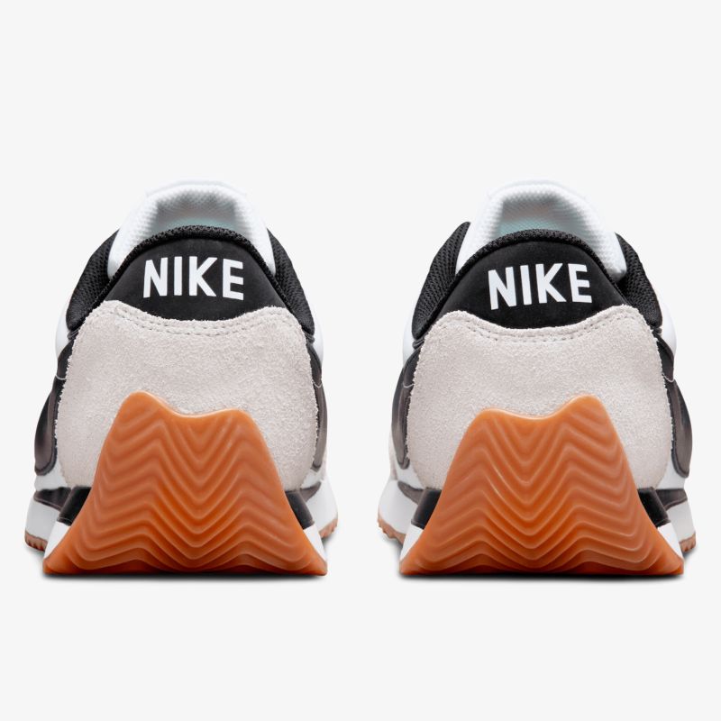 Rückansicht von Nike Sneakern mit robuster, profilierter Gummisohle und hochwertigem Obermaterial