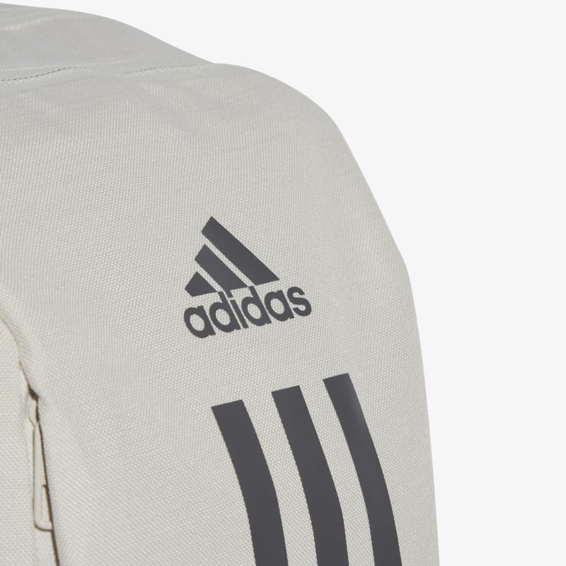 Nahaufnahme des Adidas Logos auf einem hochwertigen, sportlichen Produkt mit klaren Markenelementen