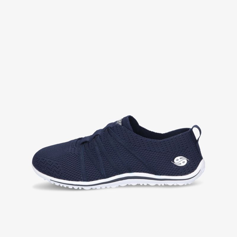 Sportlicher dunkelblauer Schuh mit flexibler Sohle und atmungsaktivem Obermaterial für maximalen Komfort.