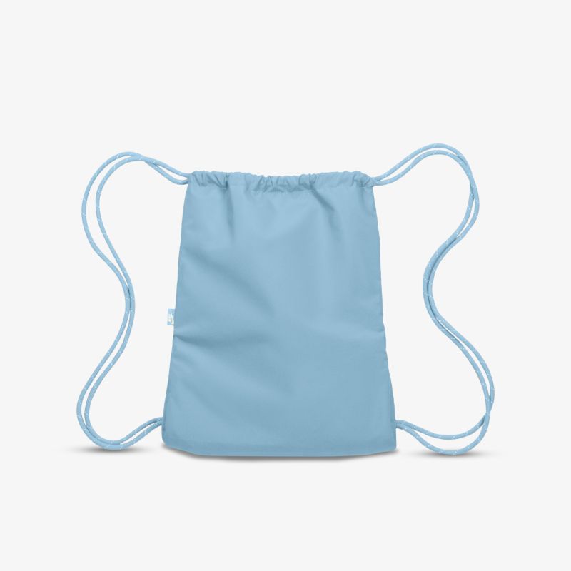 Stilvoller, kompakter Rucksack in hellem Blauton, ideal für Alltag und Freizeit.