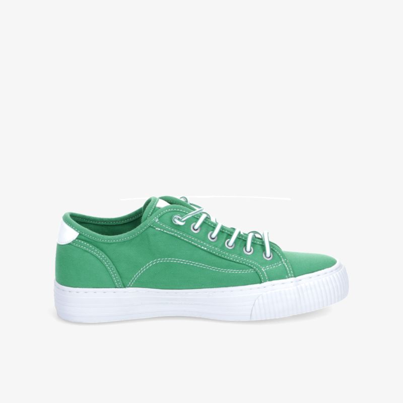 Leichter grüner Sneaker mit flexibler Sohle und bequemer Passform, modernes Design und sportlicher Stil seitlich gezeigt