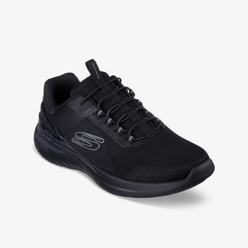 Schwarzer Sneaker mit atmungsaktivem Material und flexiblem Design für optimalen Komfort und sportlichen Stil.