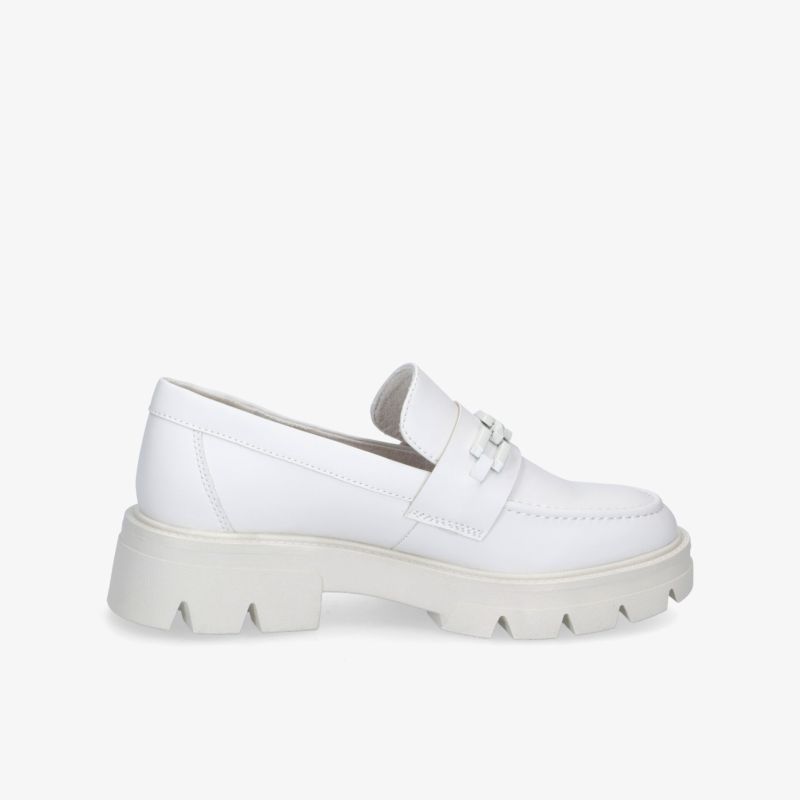 Stilvoller weißer Loafer mit robuster Plateausohle, ideal für komfortable Eleganz im Alltag.