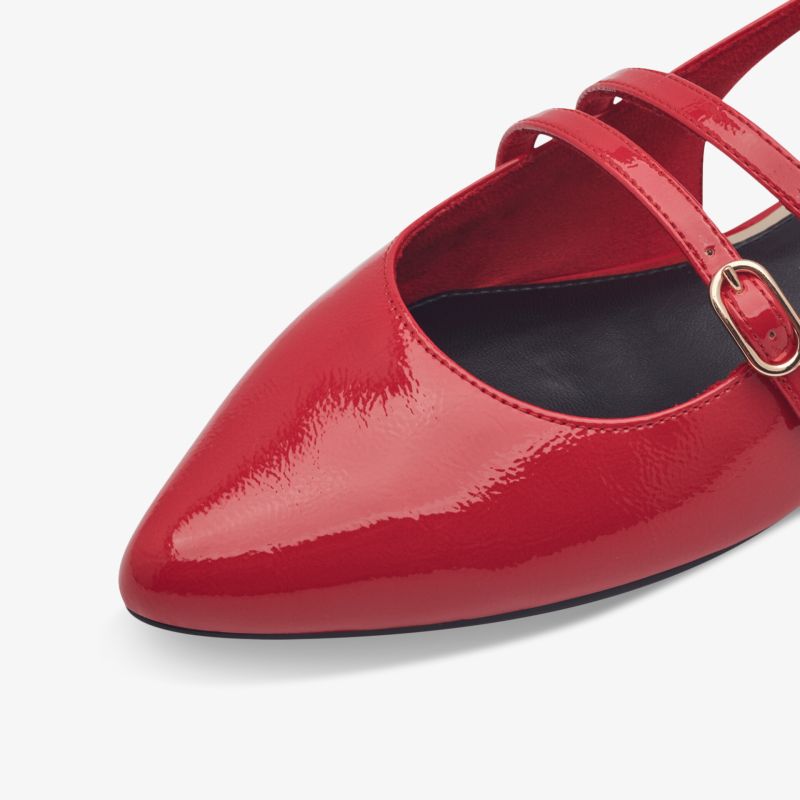 Roter Schuh mit spitzer Form und elegantem Riemen aus glänzendem Lackmaterial, Detailansicht hochwertiger Verarbeitung