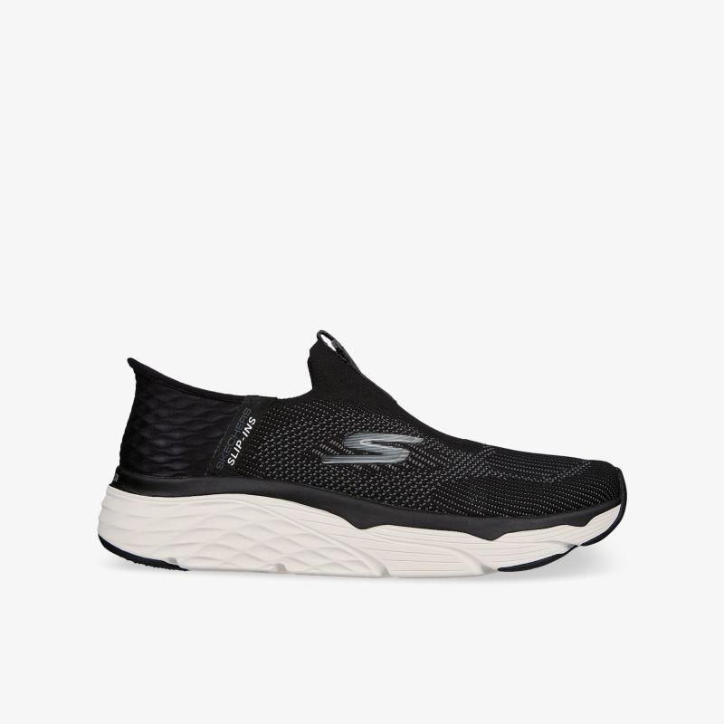 Bequemer schwarzer Slip-On-Schuh mit weißer Sohle und atmungsaktivem Material für sportliche Aktivitäten.
