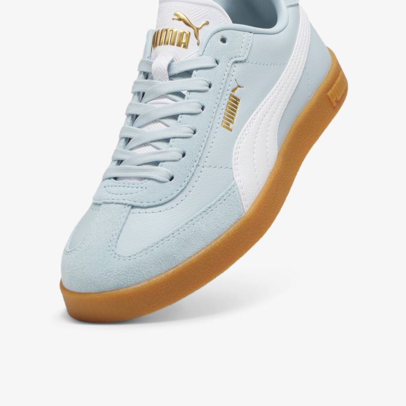 Hellblauer Sneaker mit klassischer Form, bequemer Passform und langlebiger Gummisohle im schräg vorne Blickwinkel