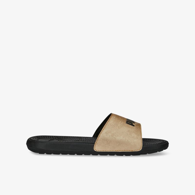 Beiger Schlappen mit schwarzer Sohle, ideal für bequeme Freizeitaktivitäten und sportlichen Stil.