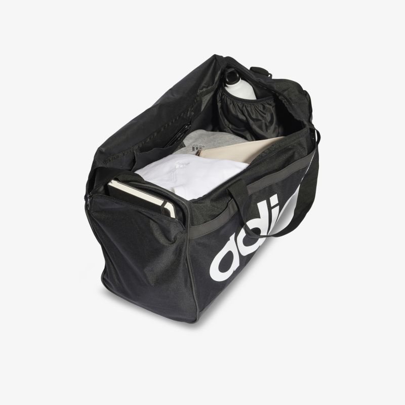 Geräumige schwarze Sporttasche mit großem Logo und viel Stauraum für Ausrüstung