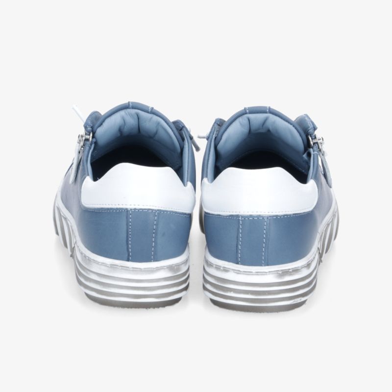 Sportliche blaue Sneaker mit weißem Akzent und rutschfester Sohle, komfortabel und modern gestaltet.